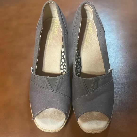 Tom’s Gray Wedge Sandals Perp Toe Size 7.5 - Picture 2 of 8